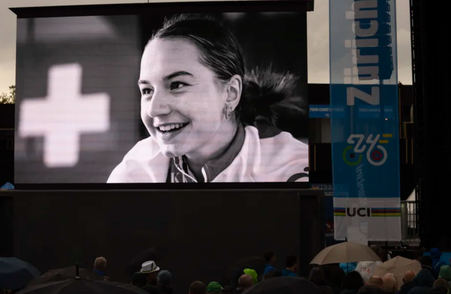 Swiss cyclist Muriel Furrer, 18 years old, died after suffering a head injury in a crash during the Road World Championship.