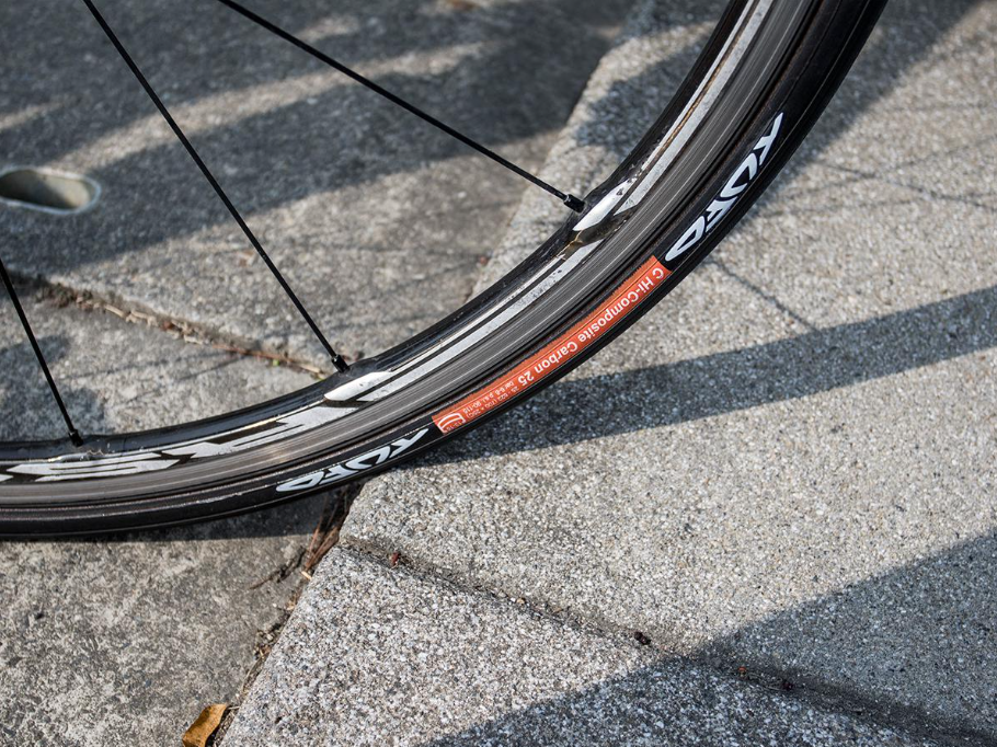 Snake bites: Clincher tires rolling hard steps